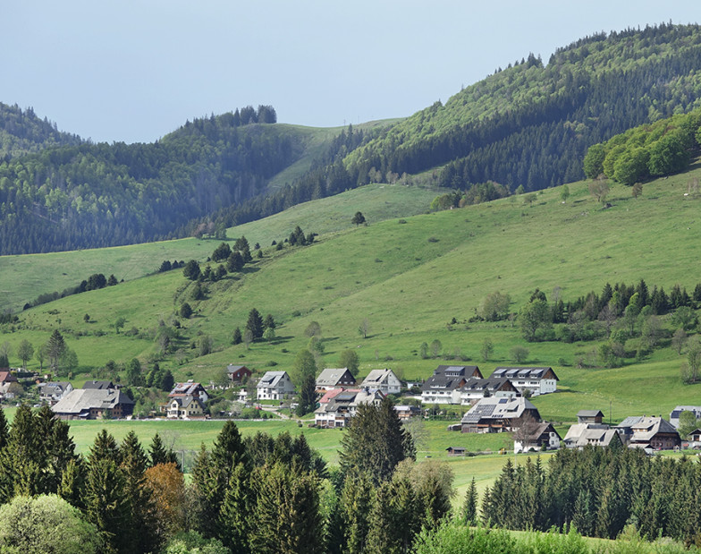 Ansicht eines Bergdorfs im Tal Ansicht eines Bergdorfs im Tal