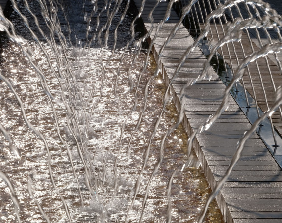 Foto: Wasserbecken mit sprudelnden Fontainen