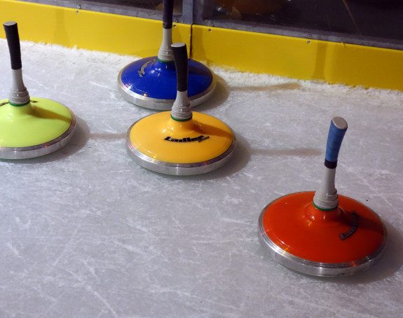 Foto: Farbige Eisstöcke auf einer Eisbahn