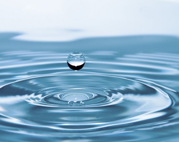 Foto: Wassertropfen fällt auf Wasserfläche