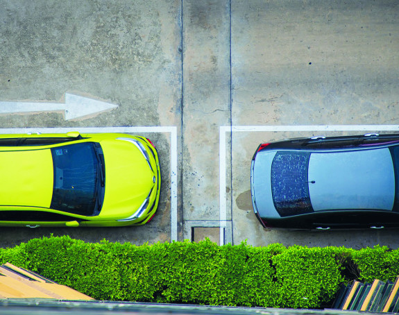 Foto: zwei parkende Autos