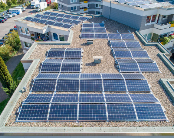 Foto: Blick auf Flachdach mit Solarpanels 