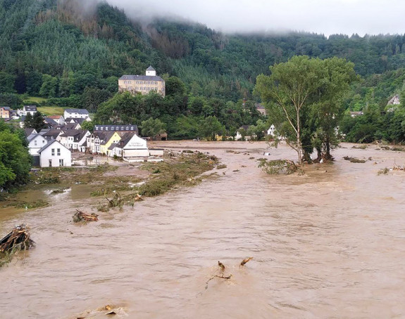 Über die Ufer getretener Fluss überschwemmt Altenahr