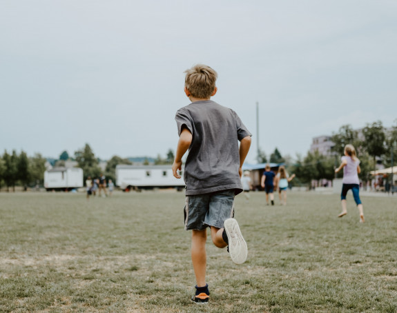 Foto: Junge auf Fußballplatz 