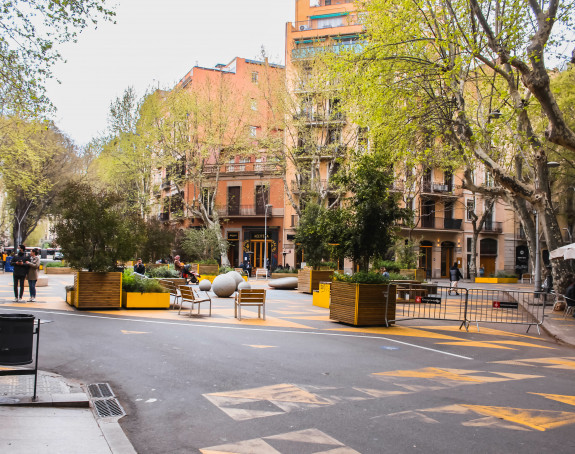 Begrünter Platz im Superblock Sant Antoni in Barcelona 