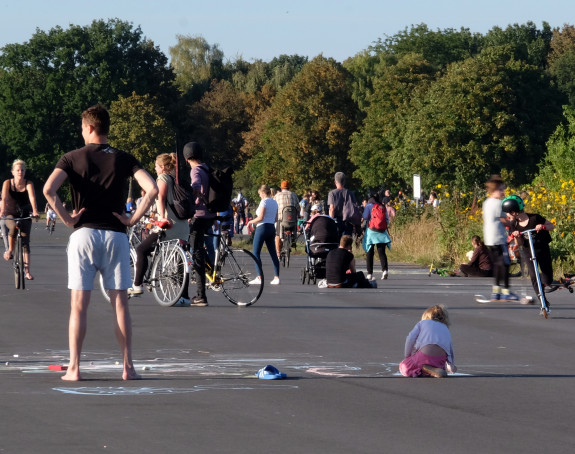Foto: Menschen bei Freizeitbeschäftigungen auf dem Tempelhofer Feld in Berlin