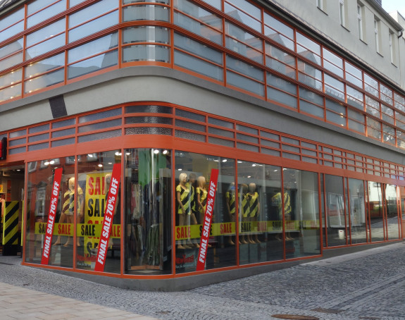 Foto: Schaufenster eines Geschäftshauses mit mit "Sale"-Werbung