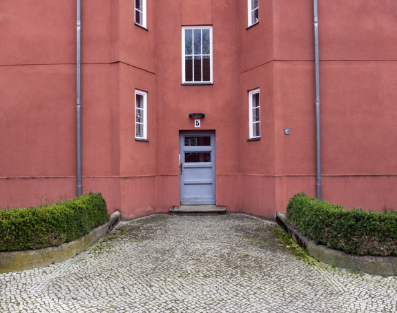 Foto: Hauseingang eines Hauses der Splanemannsiedlung in Berlin-Lichtenberg