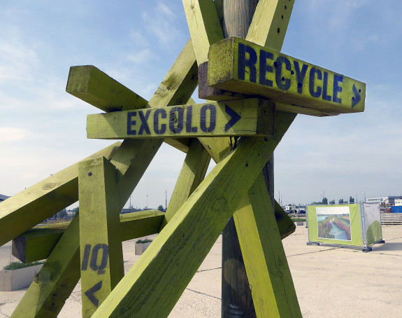 Foto: Wegweiser auf einer Recycle Baustelle
