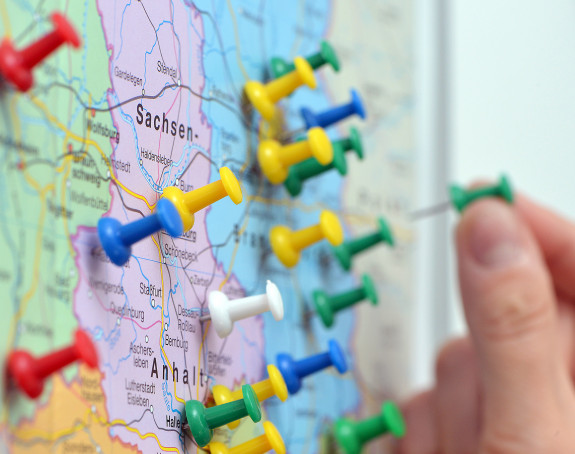 Foto: Deutschlandkarte mit einer Vielzahl farbiger Pin-Nadeln
