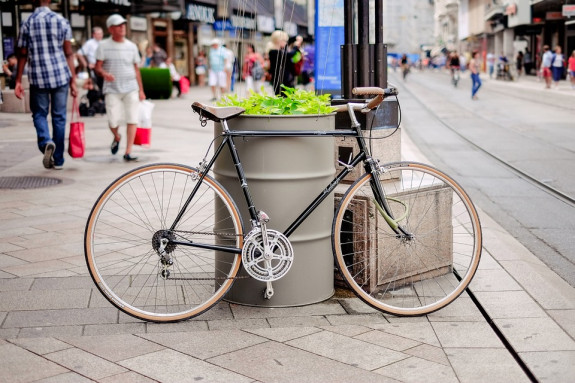 Foto: ein an einem Laternenpfahl abgestelltes Rennrad