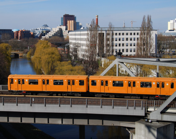 Foto einer U-Bahn der Berliner Linie U1