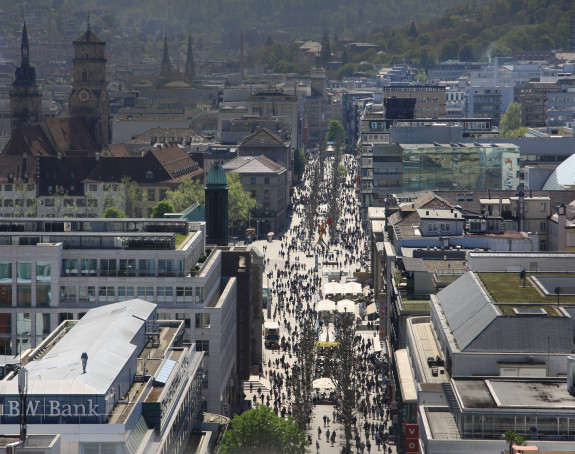 Panoramic photo of a city with pedestrian zone