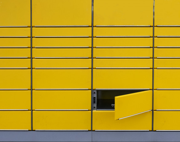 Foto: Front einer DHL-Packstation