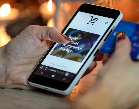 Foto: Smartphone mit Shopping-App