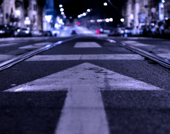 Foto: Straße bei Nacht, Pfeil als Wegweiser