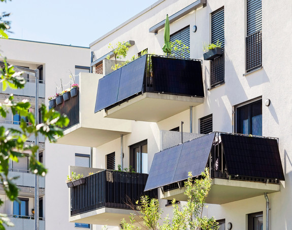 Balkonkraftwerke an Neubaufassade Balkonkraftwerke an Neubaufassade