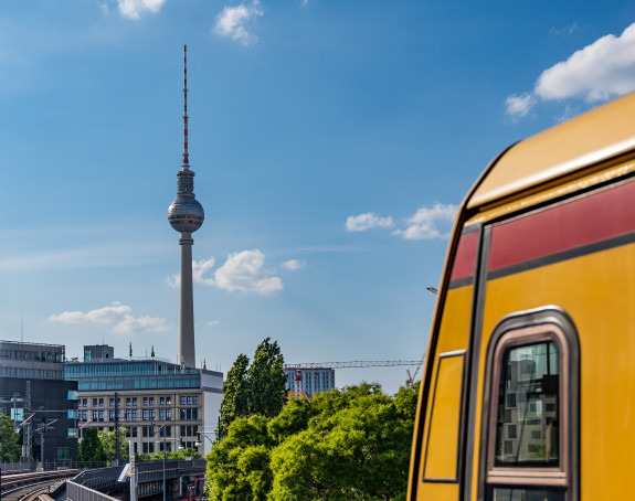 Blick auf die Stadt Berlin, eine Berliner S-Bahn und den Fernsehturm Blick auf die Stadt Berlin, eine Berliner S-Bahn und den Fernsehturm