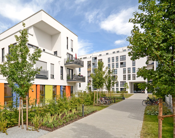 Buntes Wohnviertel mit Bäumen